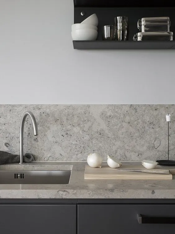 آشپزخانه خاکستری تیره با روکش سنگ طبیعی - طراحی COCO LAPINE