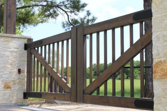 Faux-Painted Woods Piney Woods Ranch-Style Gate - دروازه آبردین