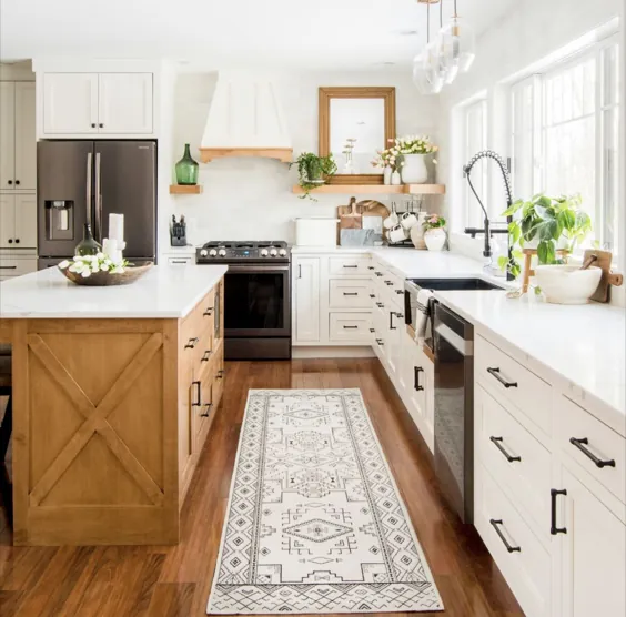 آشپزخانه سفید روشن و چوبی طبیعی