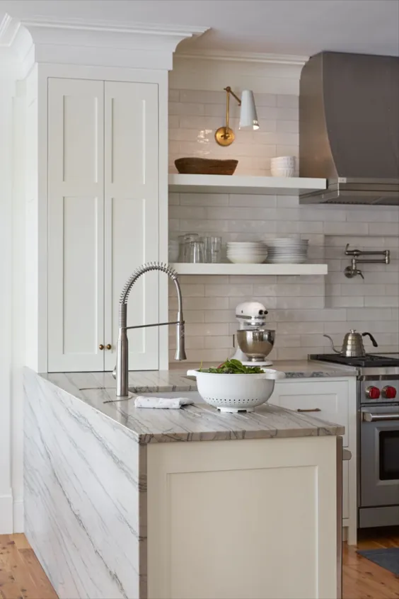 یک ظاهر طراحی قفسه های باز در آشپزخانه سفید