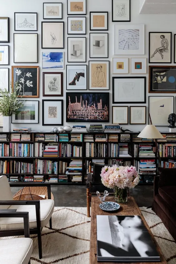 یک فضای زندگی سبک که با کتاب و هنر پر شده است - THE NORDROOM