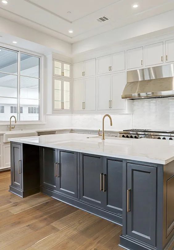 آشپزخانه معاصر  کابینت های سفید با جزیره آبی.  شیر آب و سخت افزار  پنجره های سیاه