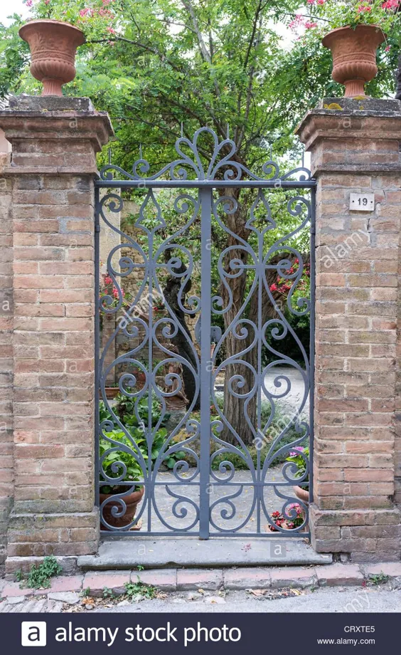 عکس - دروازه آهن فرفورژه منتهی به باغ در Montepulciano ایتالیا