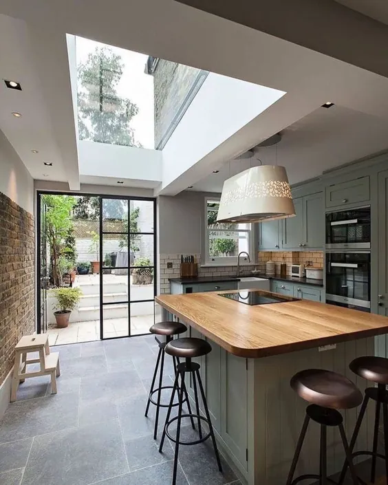 پست اینستاگرامی پروژه های #nu: "لوازم جانبی آشپزخانه دوست داشتنی با درها و پنجره های دیوار بزرگ.  ما نورگیر بزرگ و همچنین دیوار آجری را دوست داریم.  ؟  چه فکری در این باره دارید..."