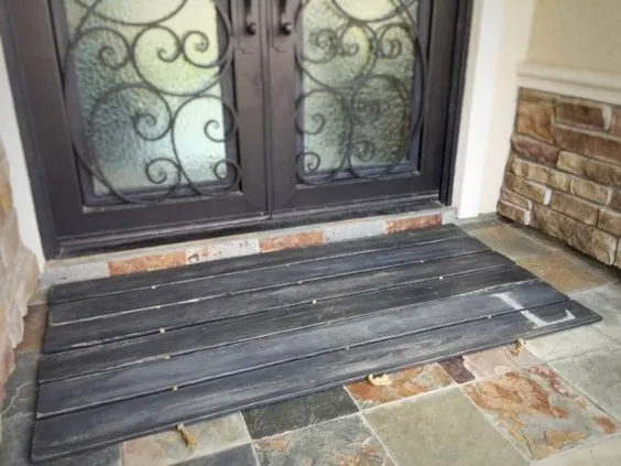 Doormat Wood - دو درب - مونوگرام ، مضطرب سفارشی: خاکستری تیره 2 رنگ نشان داده شده است