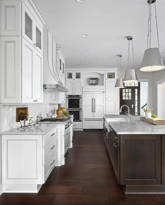 آشپزخانه سفید با جزیره قهوه ای تیره و پیشخوان های مرمر سفید - انتقالی - آشپزخانه