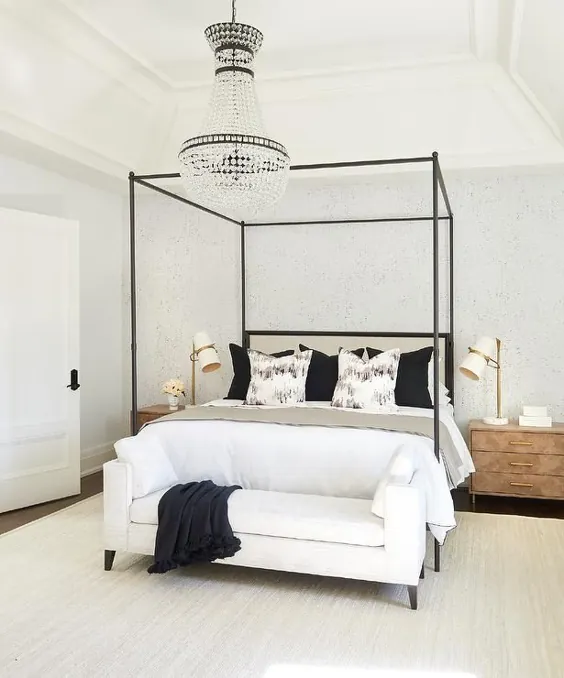 تخت سایبان مشکی با لوستر مهره ای شفاف - انتقالی - اتاق خواب