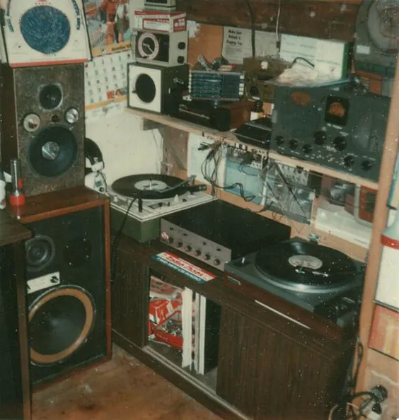 اتاق خواب نوجوان دهه 1970 - تجهیزات استریو قدیمی