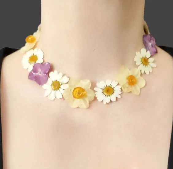 گردن آویز رزینی با گل‌های طبیعی "میسان" (ستاره ای درخشان )
