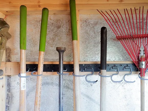 ذخیره سازی آسان ابزار باغ در حیاط خانه