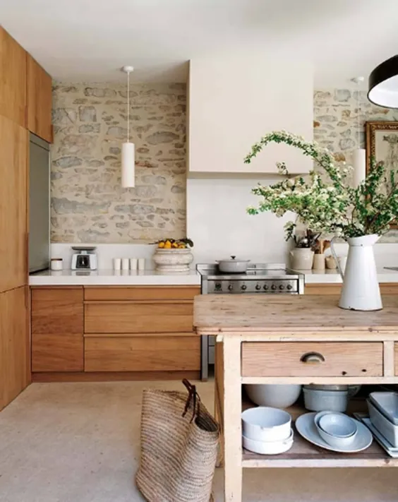 کنار آشپزخانه های تمام سفید حرکت کنید: این ظاهر طبیعی چوب روی پاشنه شما است