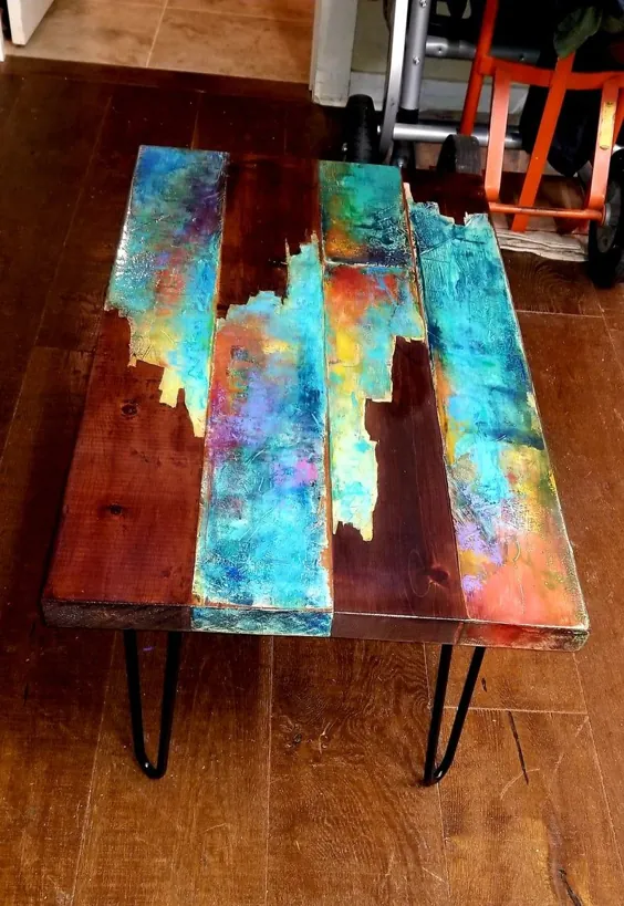 میز قهوه رنگی غریب  میز کوکتل چند رنگ.  میز لهجه چوبی رنگارنگ ، پایه لوله های صنعتی ، پایه های سنجاق سر.  دکوراسیون بوهو.