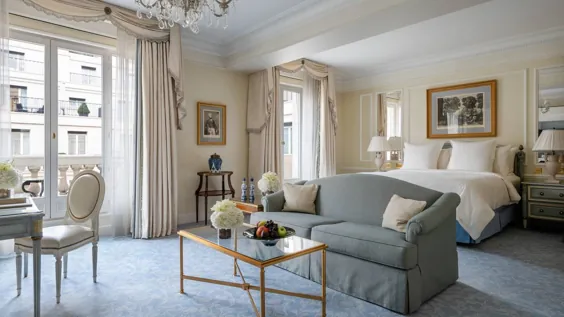 اتاق هتل لوکس پاریس با نمای حیاط |  Four Season George V