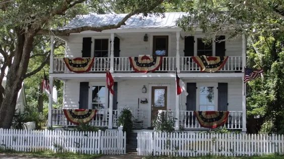 Homes of Historic Southport {تور پیاده روی}