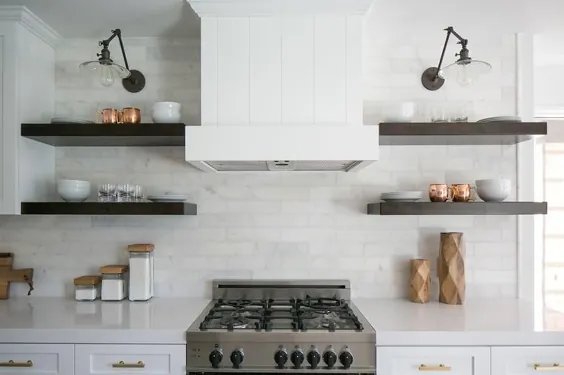 کابینت های آشپزخانه سفید با قفسه های شناور اسپرسو - انتقالی - آشپزخانه