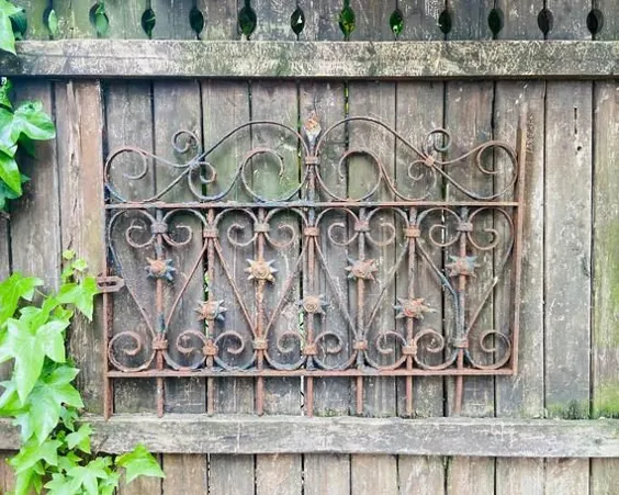 دروازه باغ عتیقه ، حصار آهن فرفورژه ، اشکال تزئین شده بالای تزئین شده ، نجات معماری ، محافظ پنجره ، نرده قدیمی با سنباده ، تزئین حیاط