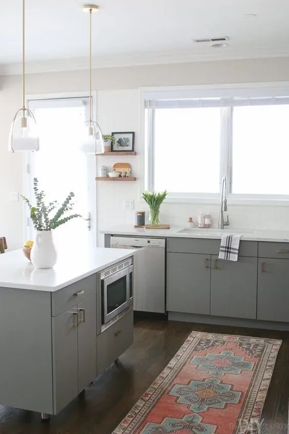 آشپزخانه سفید + خاکستری با سخت افزار برنجی |  The DIY Playbook