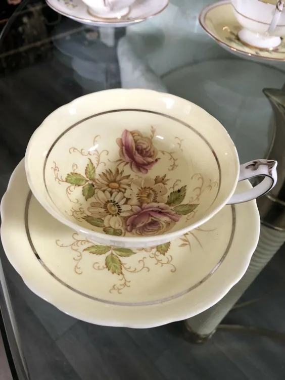 فنجان چای پاراگون و مرکز گل نعلبکی