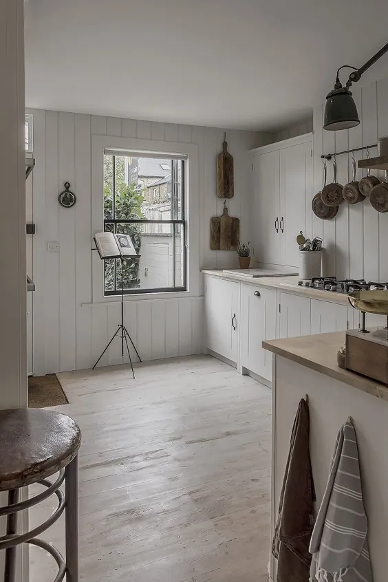 آشپزخانه ای آرام و خنثی که خصوصیات خانه کلبه خود را حفظ کند - طراح عزیز
