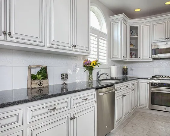 کابینت های لعاب عمق و ابعاد سنتی را به هر آشپزخانه اضافه می کنند