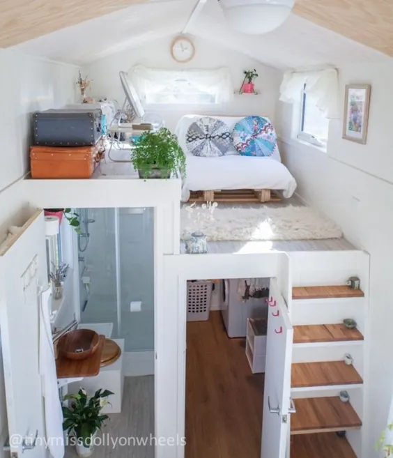 Dolly Rubiano’s Tiny House on Wheels دارای دو صندلی و کمد لباس است