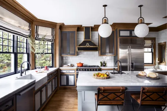 آشپزخانه بزرگ بازسازی شده با نمای پشتی کاشی سفید و یک سینک ظرفشویی در یک خانه به سبک هنرها و صنایع دستی در سال 1904 در خارج از بوستون ، ماساچوست [6720 × 4480]