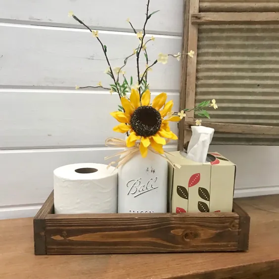 سینی چوبی ذخیره سازی تزئین حمام با گلدان ماسون نقاشی شده و آفتابگردان ، محل نگهداری کاغذ توالت و نگهدارنده بافت ، تزیین حمام خانه مزرعه