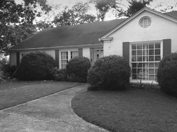 طراح اشلی گیلبره این خانه دهه 1940 را به خانه رویایی خانواده اش تبدیل کرد