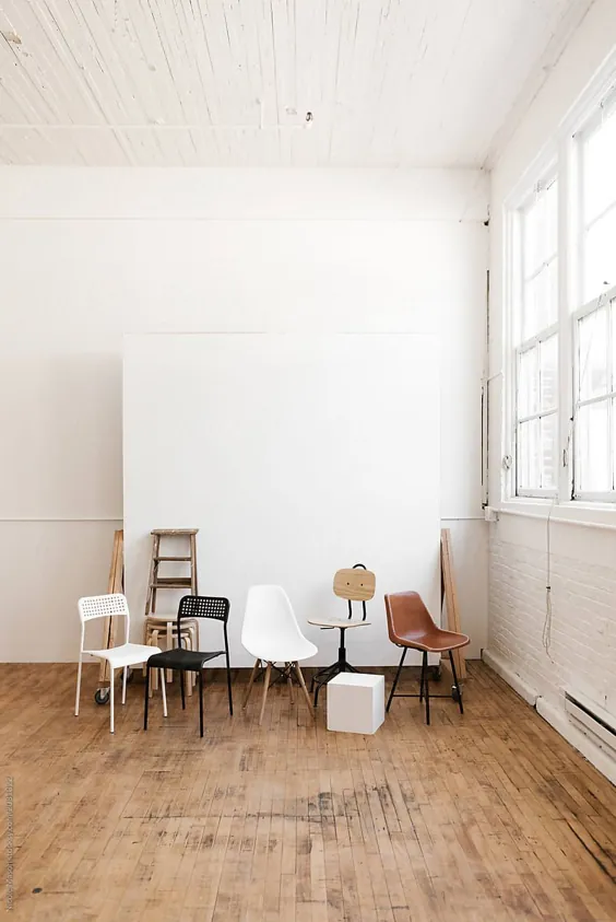 صندلی ها و لوازم جانبی در استودیوی عکس مدرن صنعتی سفید توسط نیکول میسون