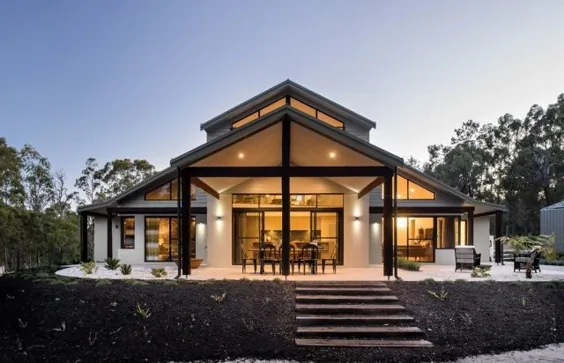 خانه ای مدرن با سقفی شیب دار در ساحل غربی استرالیا