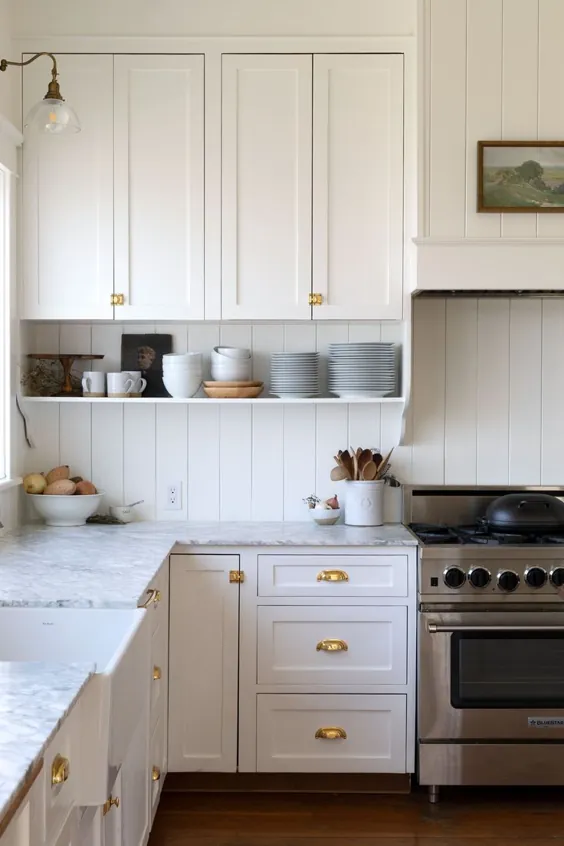 بهترین نکات ما برای یک ظاهر طراحی قفسه های باز در آشپزخانه - بلغور و لهستانی