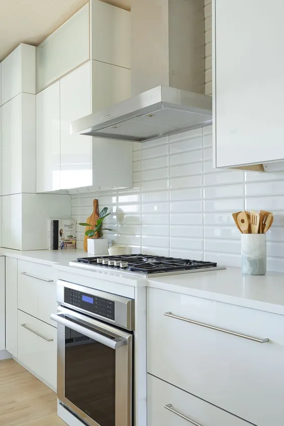 بازسازی آشپزخانه مدرن سفید و خاکستری • طراح داخلی Des Moines Jillian Lare