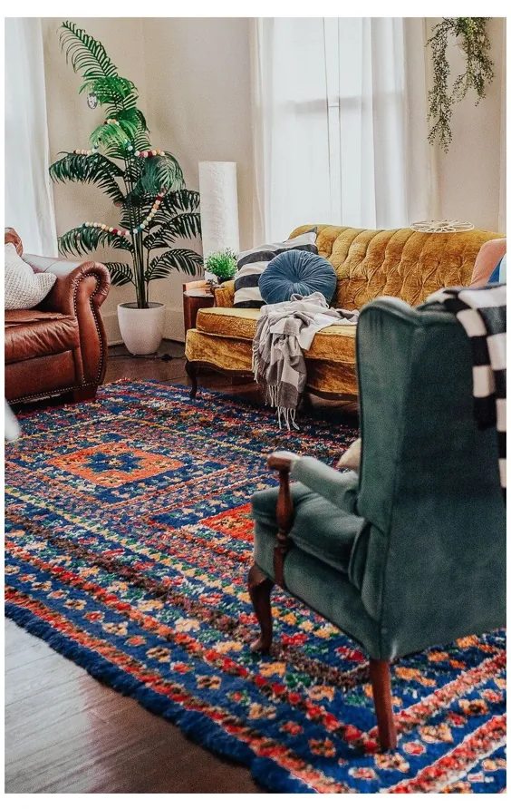 فرش های رنگارنگ در اتاق نشیمن