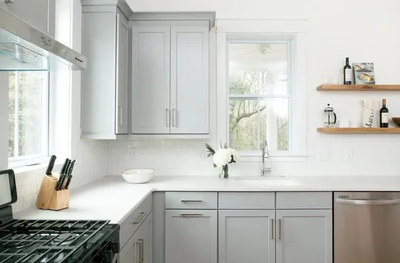 کابینت های آشپزخانه خاکستری کبوتر با کاشی های سفید مترو - انتقالی - آشپزخانه