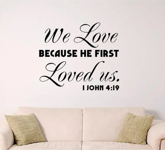 آیه های مقدس کتاب مقدس دیوار ، ما دوست داریم زیرا او ابتدا ما را دوست داشت.  اول یوحنا 4:19 ، تزیین دیوار اتاق خواب