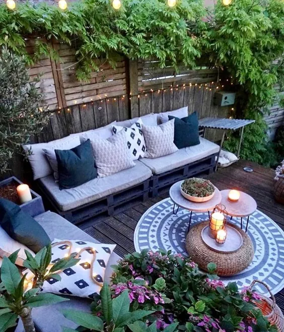 terrasse mit holzpaletten-sofas teppich und beistelltischen.  Graue weiße und bl - پالت دی