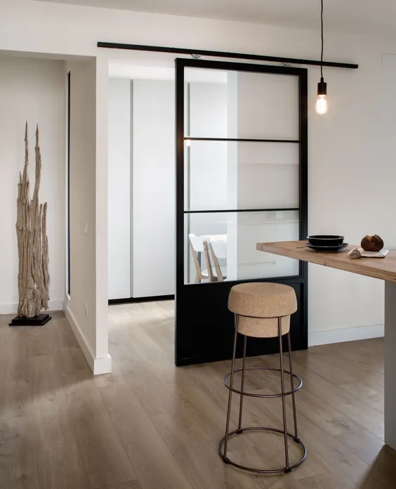 Una vivienda en blanco، gris y un toque de mostaza، por VIVE Estudio