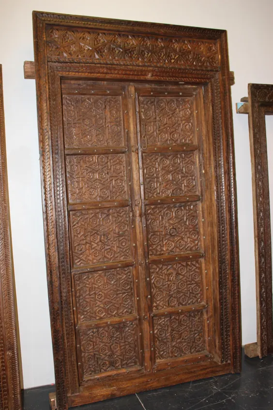 درب چوبی کنده کاری شده آنتیک هند با اتصالات فلزی و قاب توسط MOGUL در CHIIRISH