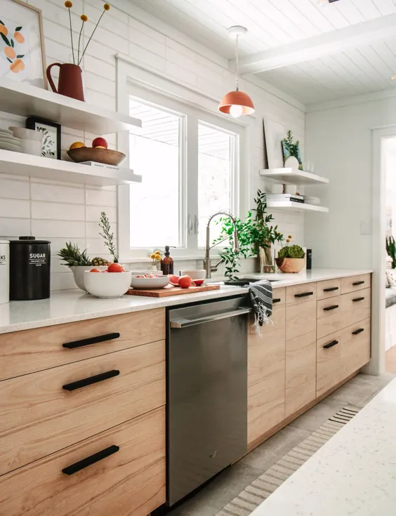 آشپزخانه دراب گالی در کلبه Malibu Midwest - جلو + اصلی تغییر شکل مدرن می یابد