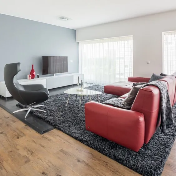 Rote Couch im Wohnzimmer - Welche Wandfarbe und Co. passen dazu؟