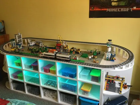 میز لگو DIY با قطار قطار و فضای ذخیره سازی برای اسباب بازی ها
