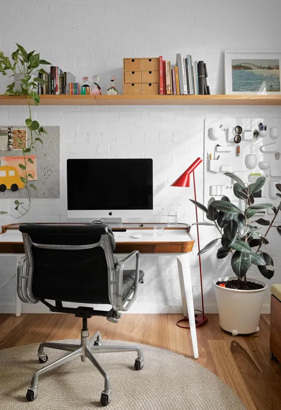دفتر کار خانگی با دیوار نمای آجری و قفسه شناور