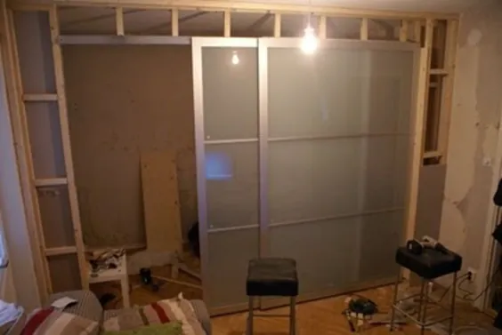 با درهای کمد IKEA یک اتاق را به دو اتاق تبدیل کنید