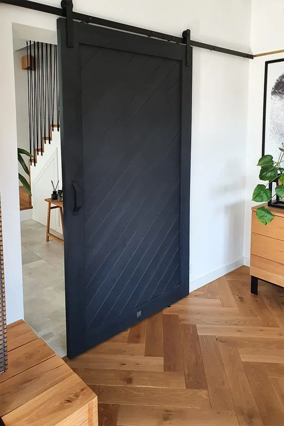 Schwarz Holzschiebetür im Wohnzimmer |  رنو تورن
