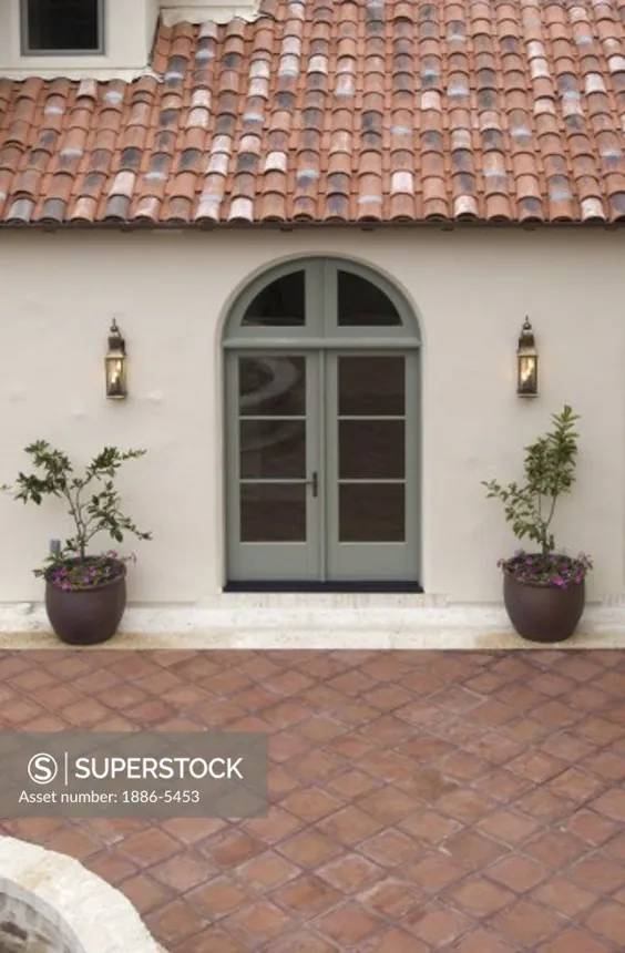 عکاسی SuperStock Stock ، نمای بیرونی یک خانه لوکس سبک سبک اسپانیایی با دیوارهای گچ بری ، سقف کاشی قرمز و صفحه کاشی MEXICAN
