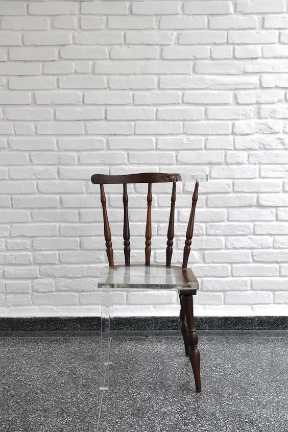 مبلمان ناپدید شده: صندلی های چوبی شکسته با شفافیت اکریلیک