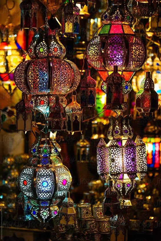 چراغ های سنتی رنگارنگ در بازار در شب توسط Alejandro Moreno De Carlos
