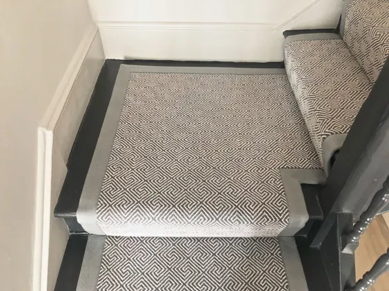 5-045 دونده پله پشمی فرش پشمی هندسی بولوم با حاشیه پنبه ساده ، نصب شده در چلسی لندن.