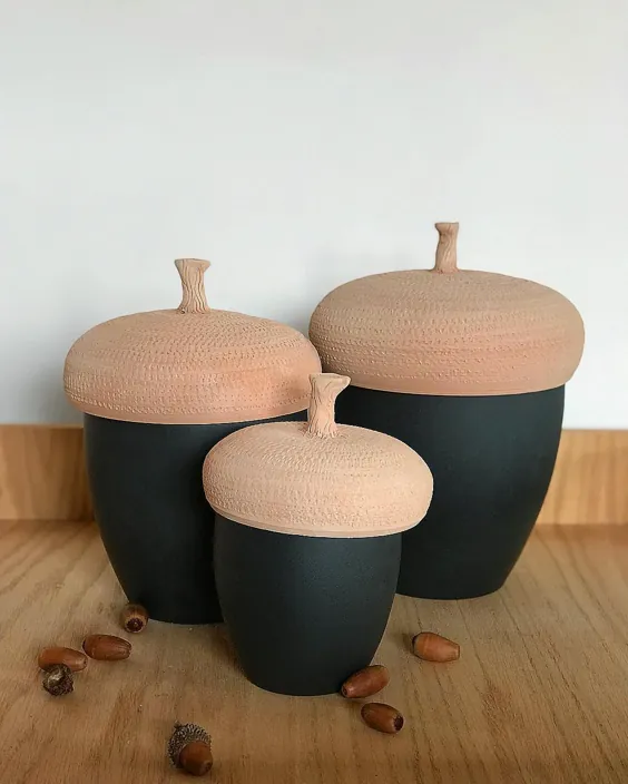 : و اين ست مشكي مات جذاب🖤
بازديد از مجموعه ي بلوط ها
زمان:٢٤،٢٥ ابان
ساعت بازديد:
١١ تا ٩ شب
:

اتوبان صدر خروجى ديباجى جنوبى خ برادران جوزى بن بست گلشن پلاك٣
@golshan_gallery
#ceramic#ceramics#oak#acorn#pot#pottery#fall#autumn
