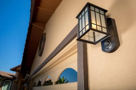 Kuna: یک چراغ منزل در فضای باز که به عنوان یک دوربین امنیتی هوشمند عمل می کند